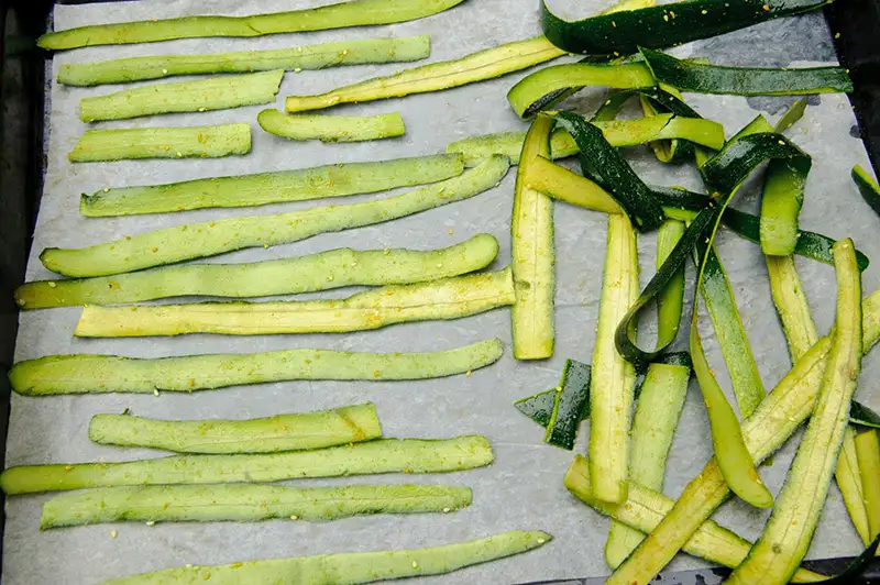 Préparer les peaux de courgettes