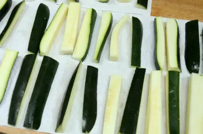 Couper les bâtons de courgette