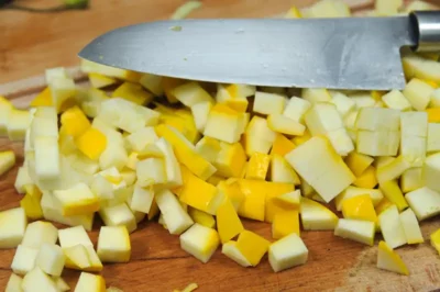 Couper la courgette jaune en dés