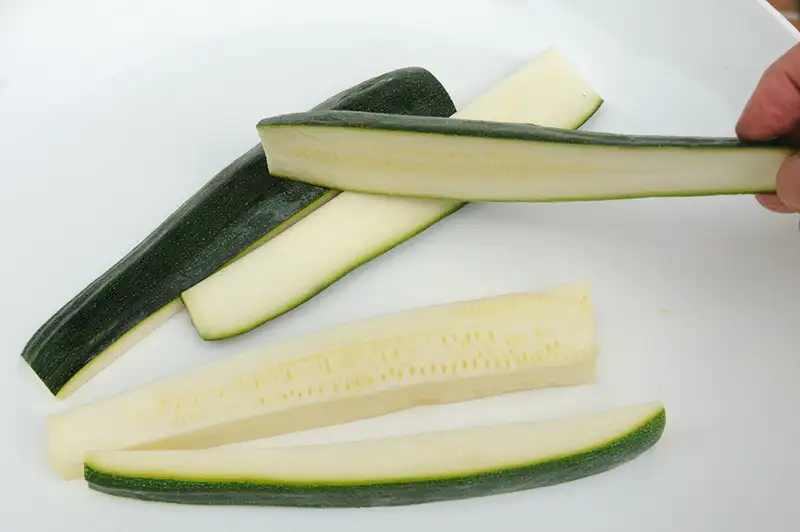 Couper les courgettes pour faire des tagliatelles