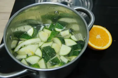 Cuisson de la soupe de courgette à l'orange