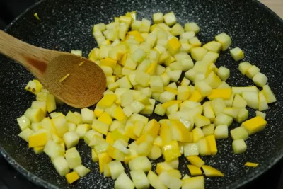 Poêler les dés de courgette jaune