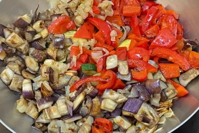 Cuisson des légumes ensemble pour constituer la ratatouille