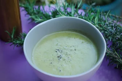 Recette de soupe à la courgette et au romarin