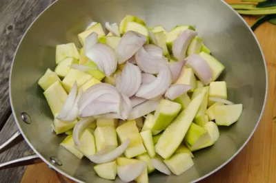 Préparation de la sauce aux courgettes