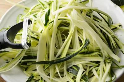 Tailler les spaghettis de courgette