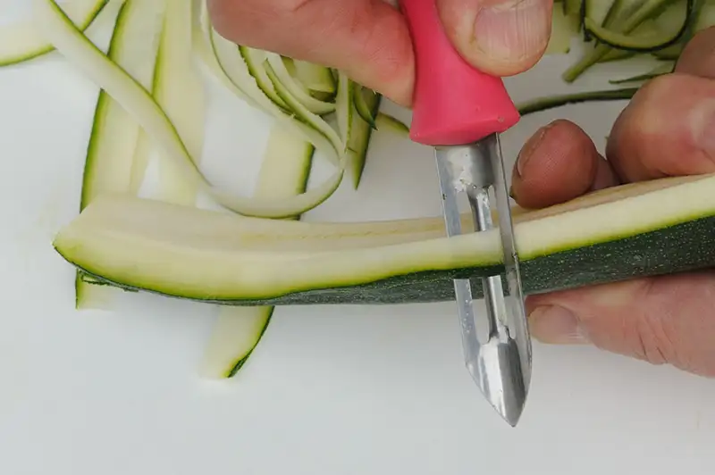 Tailler des tagliatelles de courgettes avec un économe