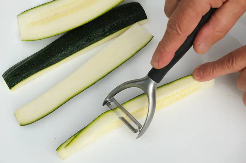 Tailler les tagliatelles de courgettes