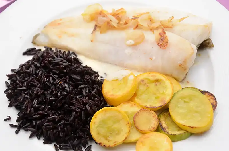 Poisson, riz noir et courgette zéphyr