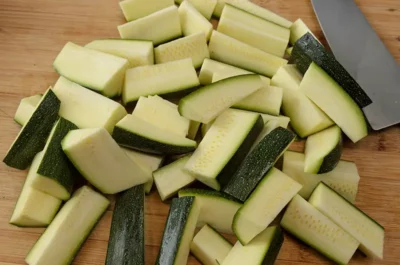 COupe des courgettes en tronçons