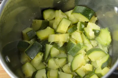 Cuisson de courgettes pour la soupe