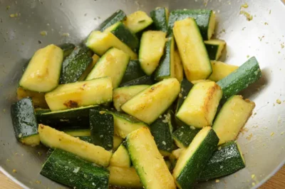 Cuisson des courgettes qui vont accueillir le poisson