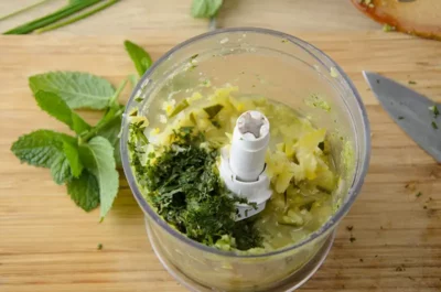 Mixer les courgettes et la menthe