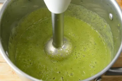 Mixer la soupe de courgette