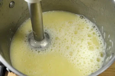 Mixer la soupe de cœurs de courgette