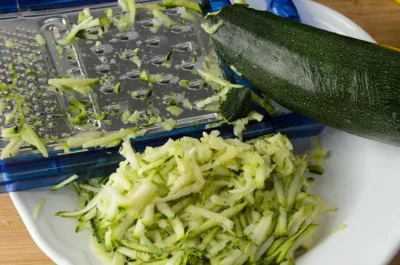 Râper les courgettes