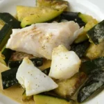 Recette de poisson cuit sur un lit de courgette