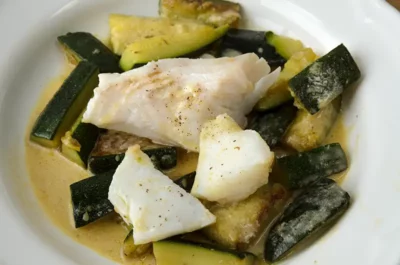 Recette de poisson cuit sur un lit de courgette