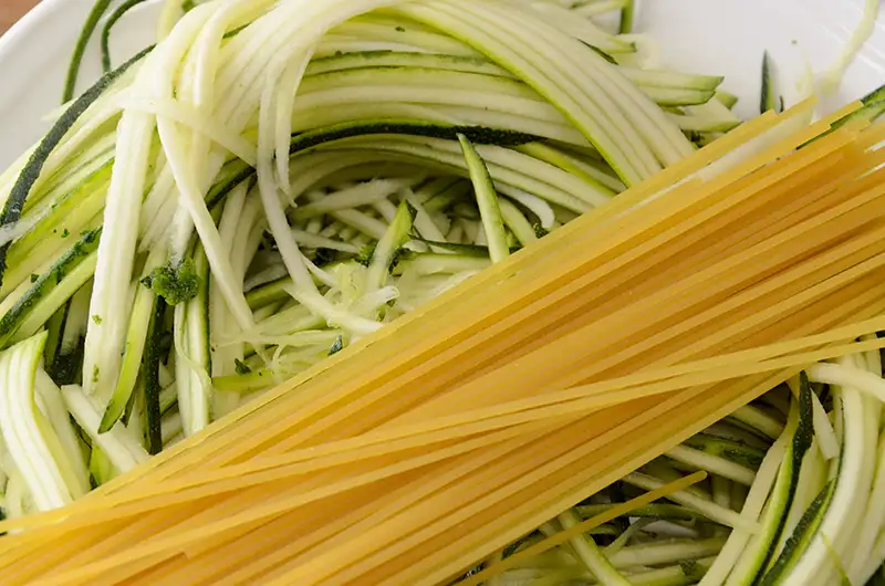 Spaghettis et spaghettis de courgette