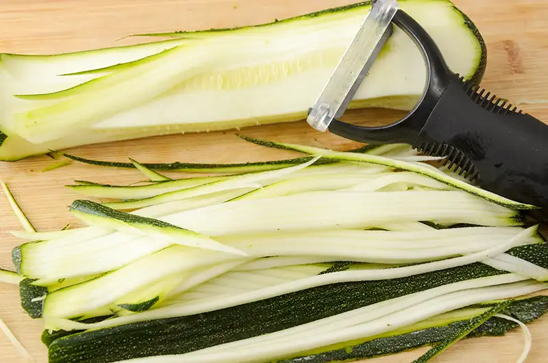 Tailler des spaghettis de courgette