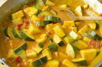 Ajouter les courgettes dans le curry