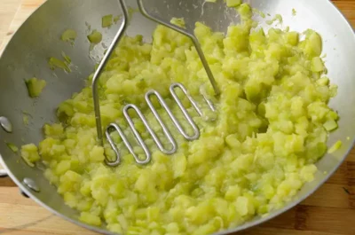 Écraser la purée de courgette