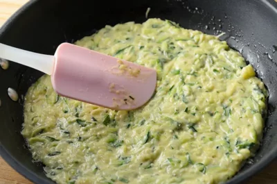 Bien étaler la pâte de courgettes