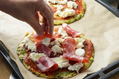 Garnier la pizza en pâte de courgette