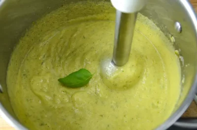 Mixer la soupe de courgette au citron confit