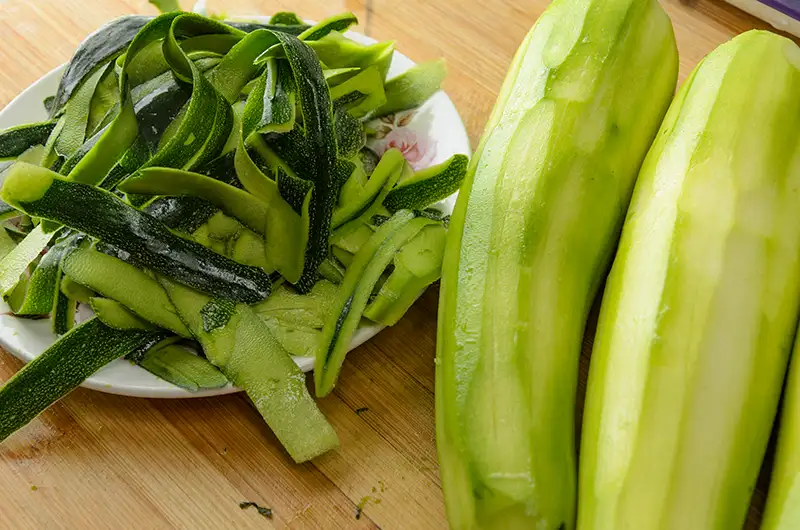 Peler les courgettes