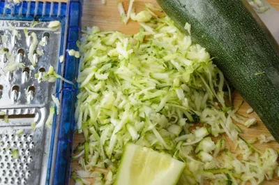 Râper les courgettes