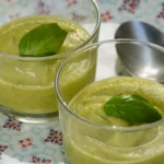 Recette de soupe glacée de courgette, citron confit et basilic