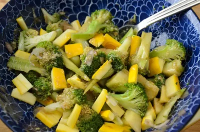 La salade de courgettes jaunes et brocolis