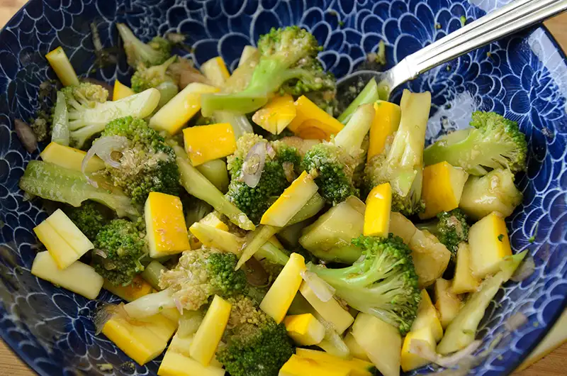 Salade de brocolis et courgettes jaunes