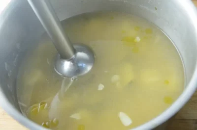 Le mixage de la soupe de courgettes aux amandes