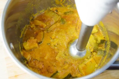 Le mixage de la soupe au curry