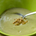 La soupe de courgette au tahini présentée dans un bol coloré