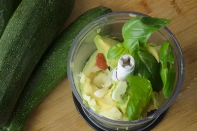 Le mixage de la sauce avocat pour spaghettis de courgettes