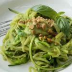 Les spaghettis de courgette sauce avocat présentés sur assiette