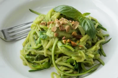 Les spaghettis de courgette sauce avocat présentés sur assiette