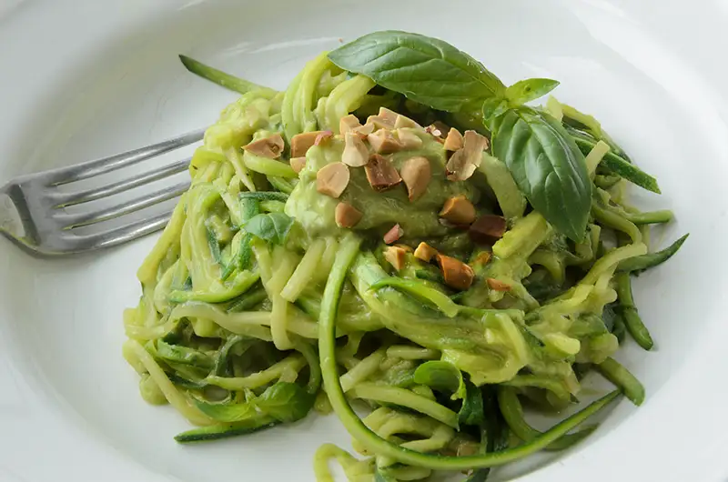 Spaghettis de courgette sauce avocat