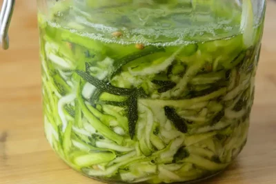 Les courgettes dans le bocal ont rendu de l'eau