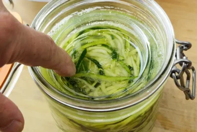 La pose d'un poids sur les courgettes râpées