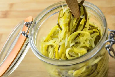 Les courgettes fermentées prêtes à consommer