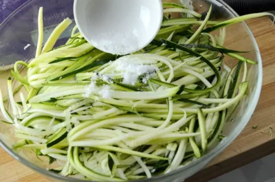 Ajout de sel et de bicarbonate