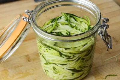 Le râpé de courgette bien tassé dans le bocal